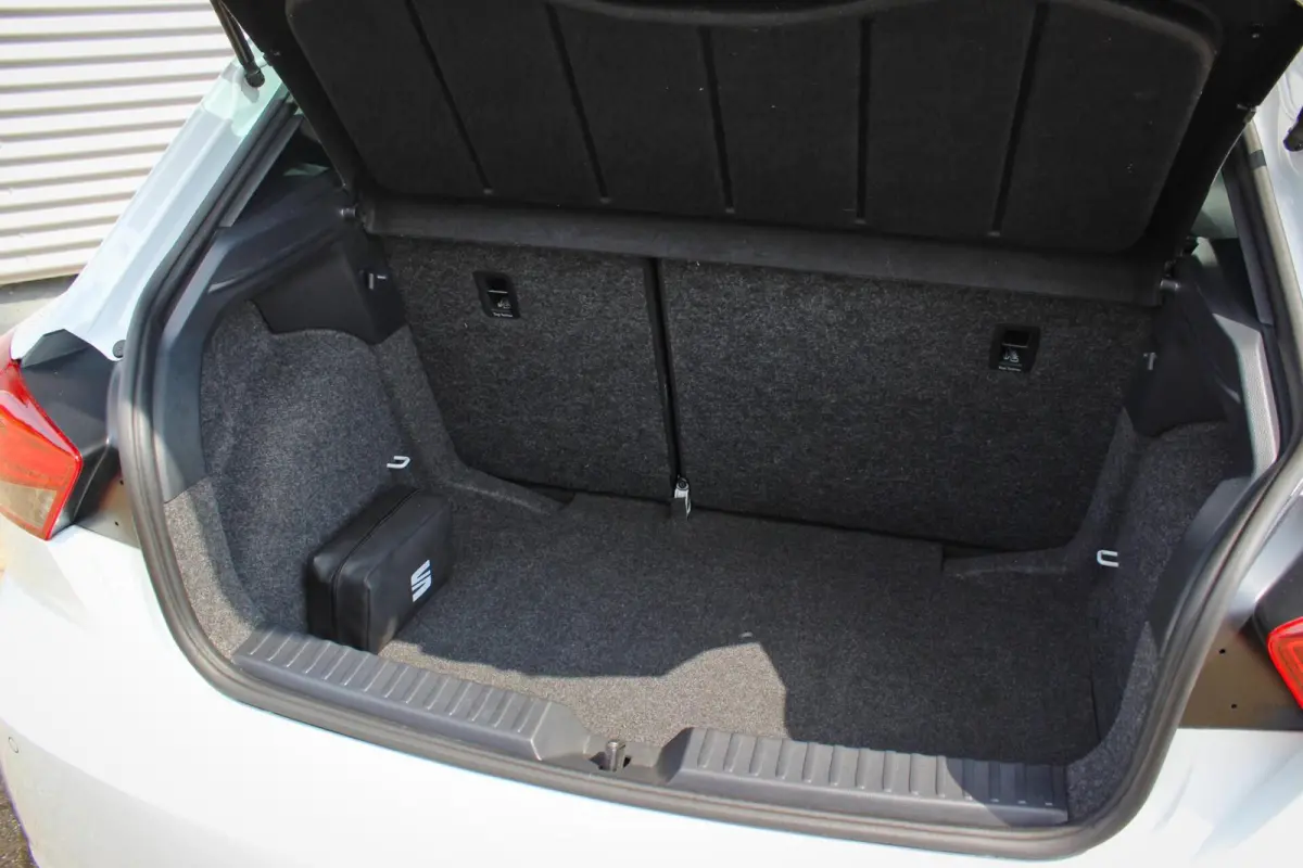 1.0 EcoTSI FR Black Edition // Sfeerverlichting | Virtual Cockpit | Keyless | Navi. | CarPlay & Android Auto | Stoelverwarming | Cruise control adaptief