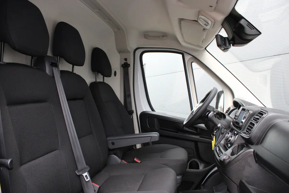 2.2D 180pk S&S L2H2 3.5t | Automaat | Camera | 3-Zits | Parkeersensoren rondom | Winter & zomerset | 25.000km |