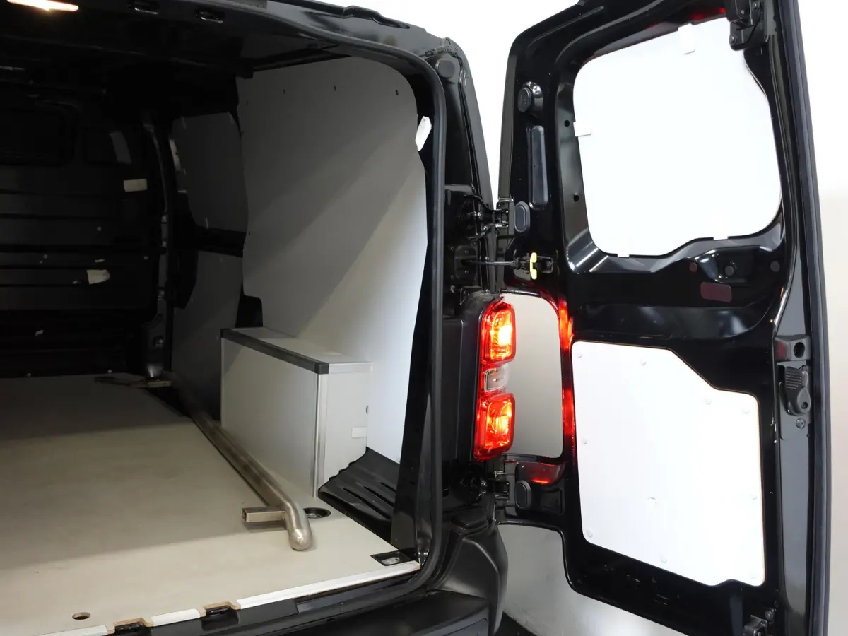 2.0 CDTI 145 pk L3H1 Edition 3-zits Automaat Airco Navigatie Bluetooth Trekhaak