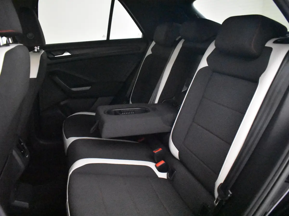 1.5 TSI Sport Business R-line 150pk DSG/AUTO | Adaptive cruise control | Navigatie | Keyless entry | Digitaal instrumentenpaneel | Elektrische achterklep | 19" LMV