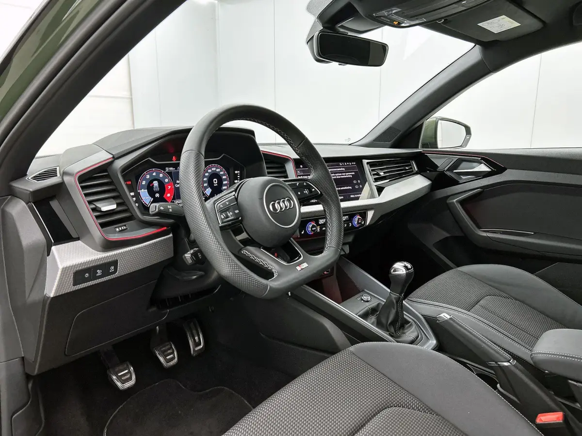 25 TFSI S edition | Stoelverwarming | Camera | parkeersensoren | Apple carplay | Zwart pakket |