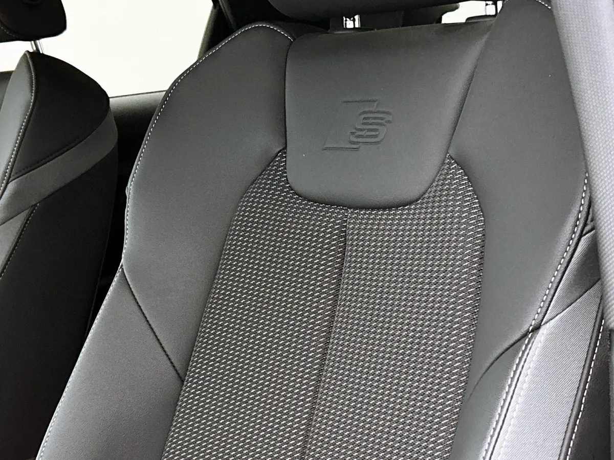 25 TFSI S edition | Stoelverwarming | Camera | parkeersensoren | Apple carplay | Zwart pakket |