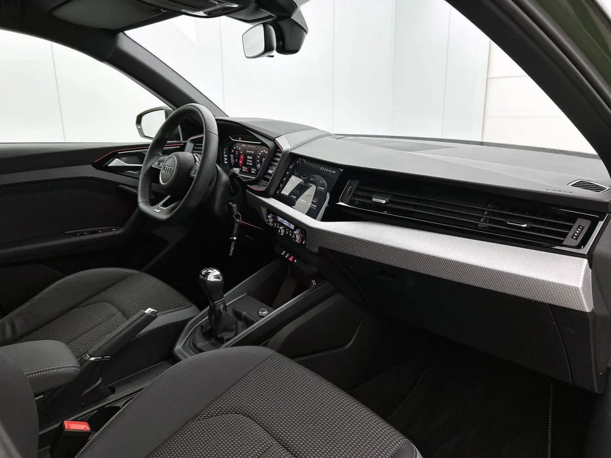 25 TFSI S edition | Stoelverwarming | Camera | parkeersensoren | Apple carplay | Zwart pakket |