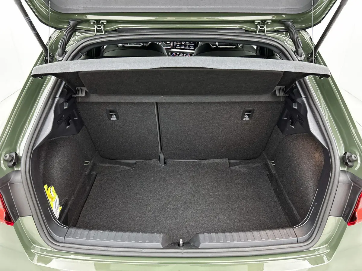 25 TFSI S edition | Stoelverwarming | Camera | parkeersensoren | Apple carplay | Zwart pakket |
