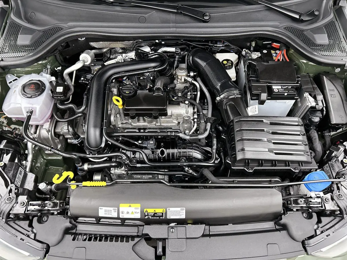25 TFSI S edition | Stoelverwarming | Camera | parkeersensoren | Apple carplay | Zwart pakket |