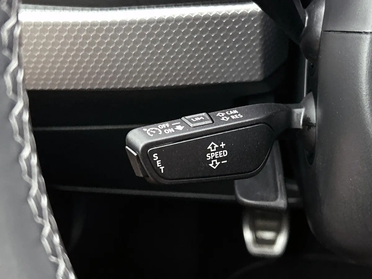 25 TFSI S edition | Stoelverwarming | Camera | parkeersensoren | Apple carplay | Zwart pakket |