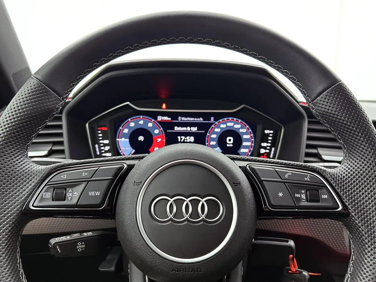 25 TFSI S edition | Stoelverwarming | Camera | parkeersensoren | Apple carplay | Zwart pakket |