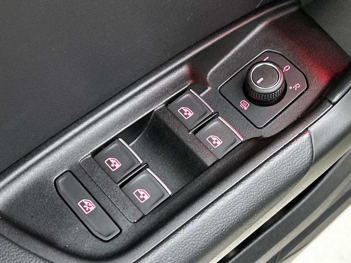 25 TFSI S edition | Stoelverwarming | Camera | parkeersensoren | Apple carplay | Zwart pakket |