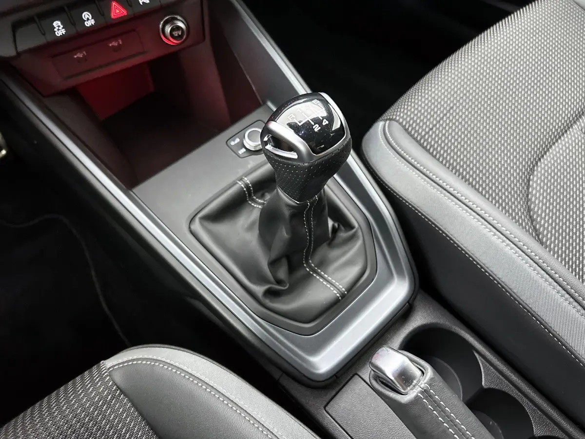 25 TFSI S edition | Stoelverwarming | Camera | parkeersensoren | Apple carplay | Zwart pakket |