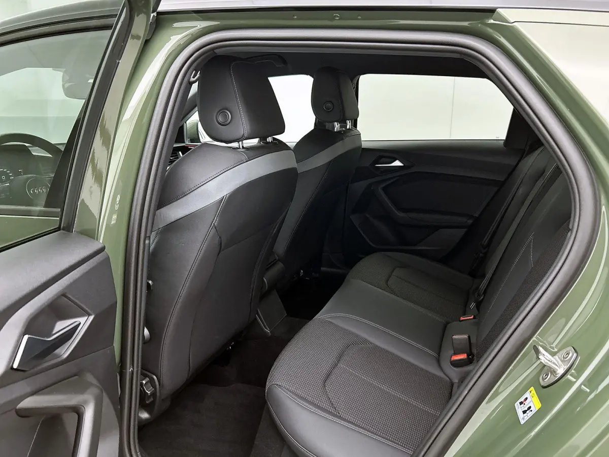 25 TFSI S edition | Stoelverwarming | Camera | parkeersensoren | Apple carplay | Zwart pakket |