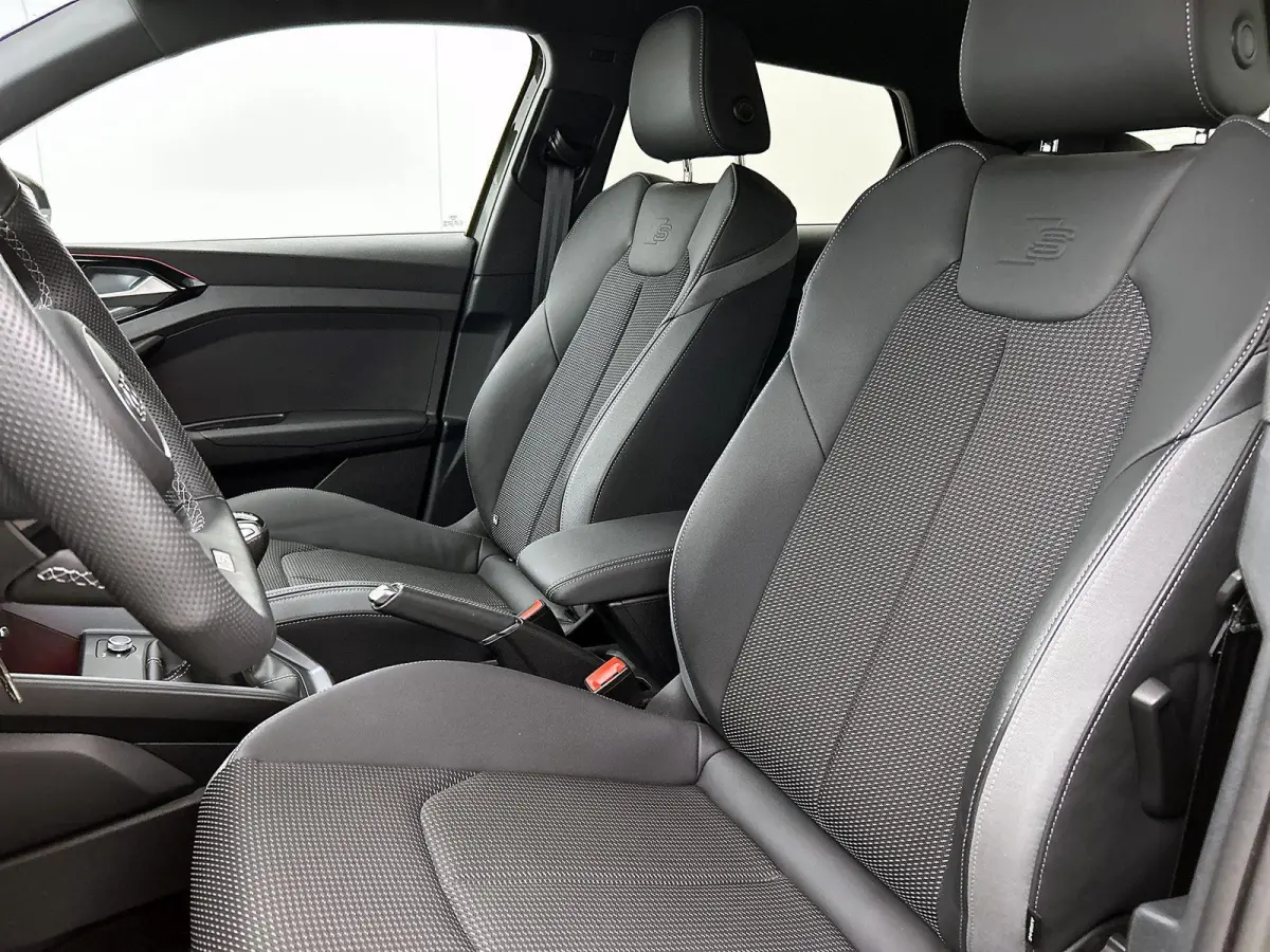 25 TFSI S edition | Stoelverwarming | Camera | parkeersensoren | Apple carplay | Zwart pakket |