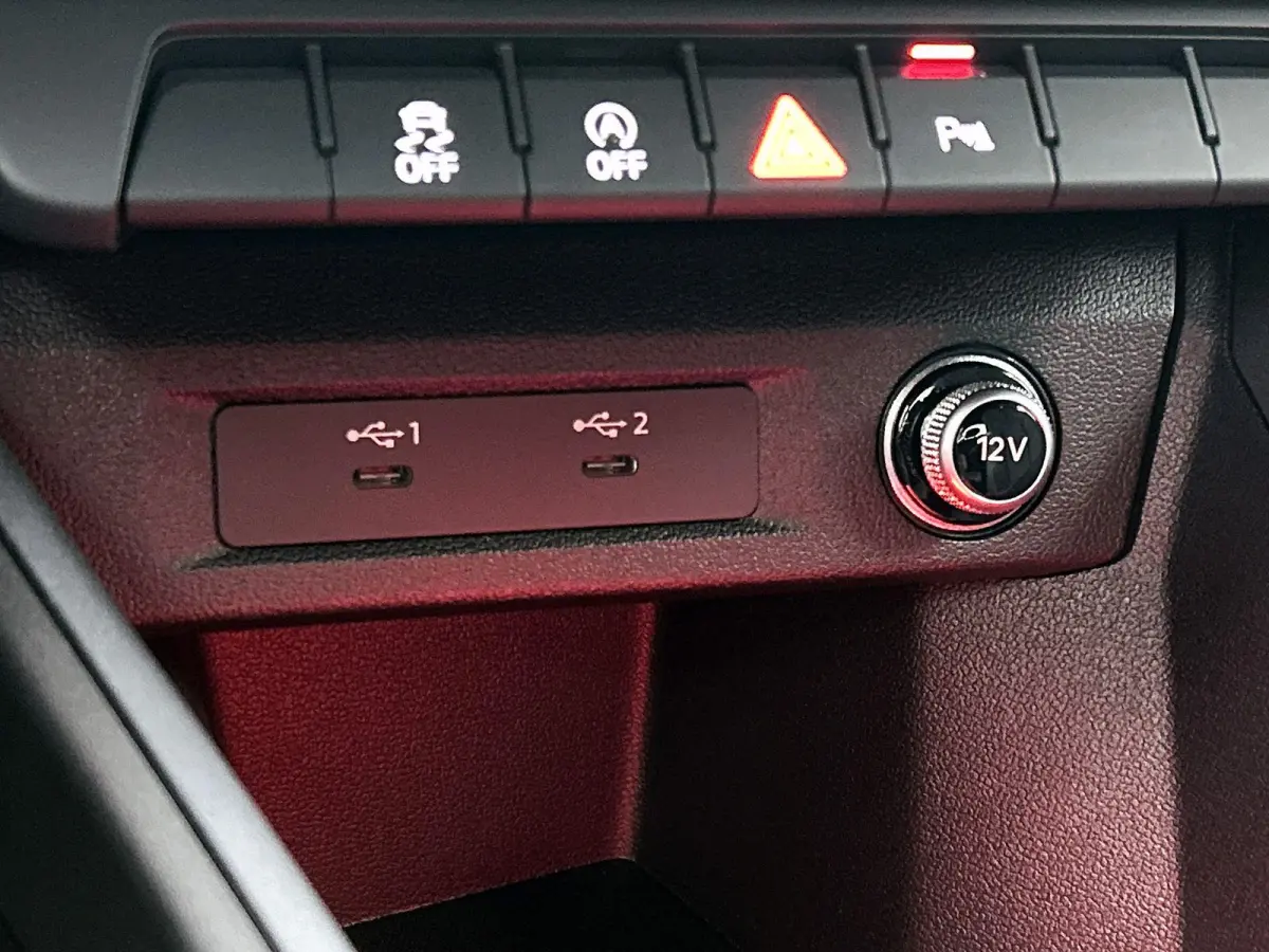 25 TFSI S edition | Stoelverwarming | Camera | parkeersensoren | Apple carplay | Zwart pakket |