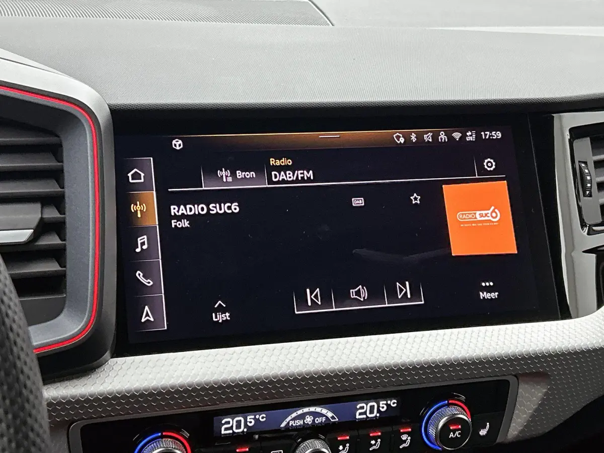 25 TFSI S edition | Stoelverwarming | Camera | parkeersensoren | Apple carplay | Zwart pakket |
