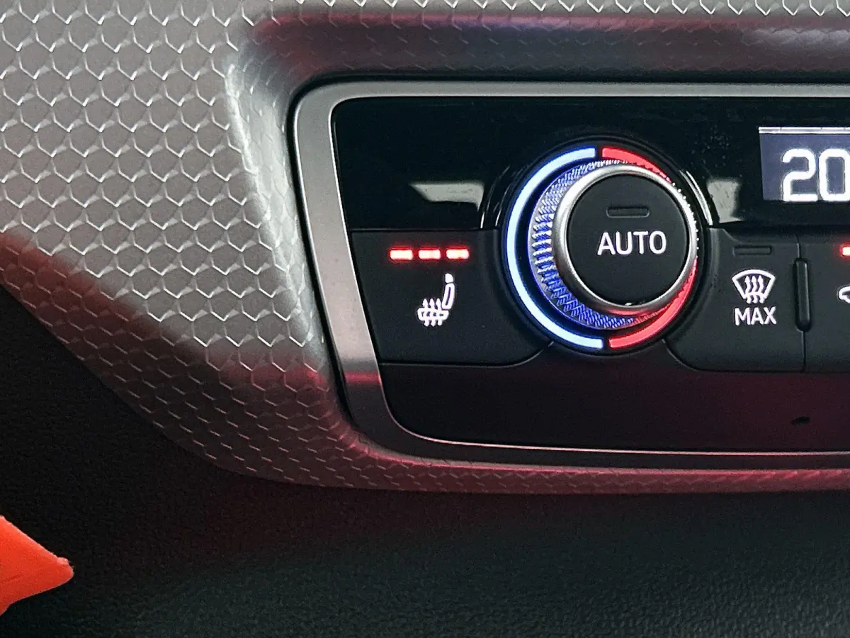 25 TFSI S edition | Stoelverwarming | Camera | parkeersensoren | Apple carplay | Zwart pakket |
