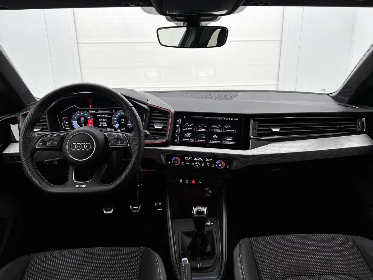 25 TFSI S edition | Stoelverwarming | Camera | parkeersensoren | Apple carplay | Zwart pakket |