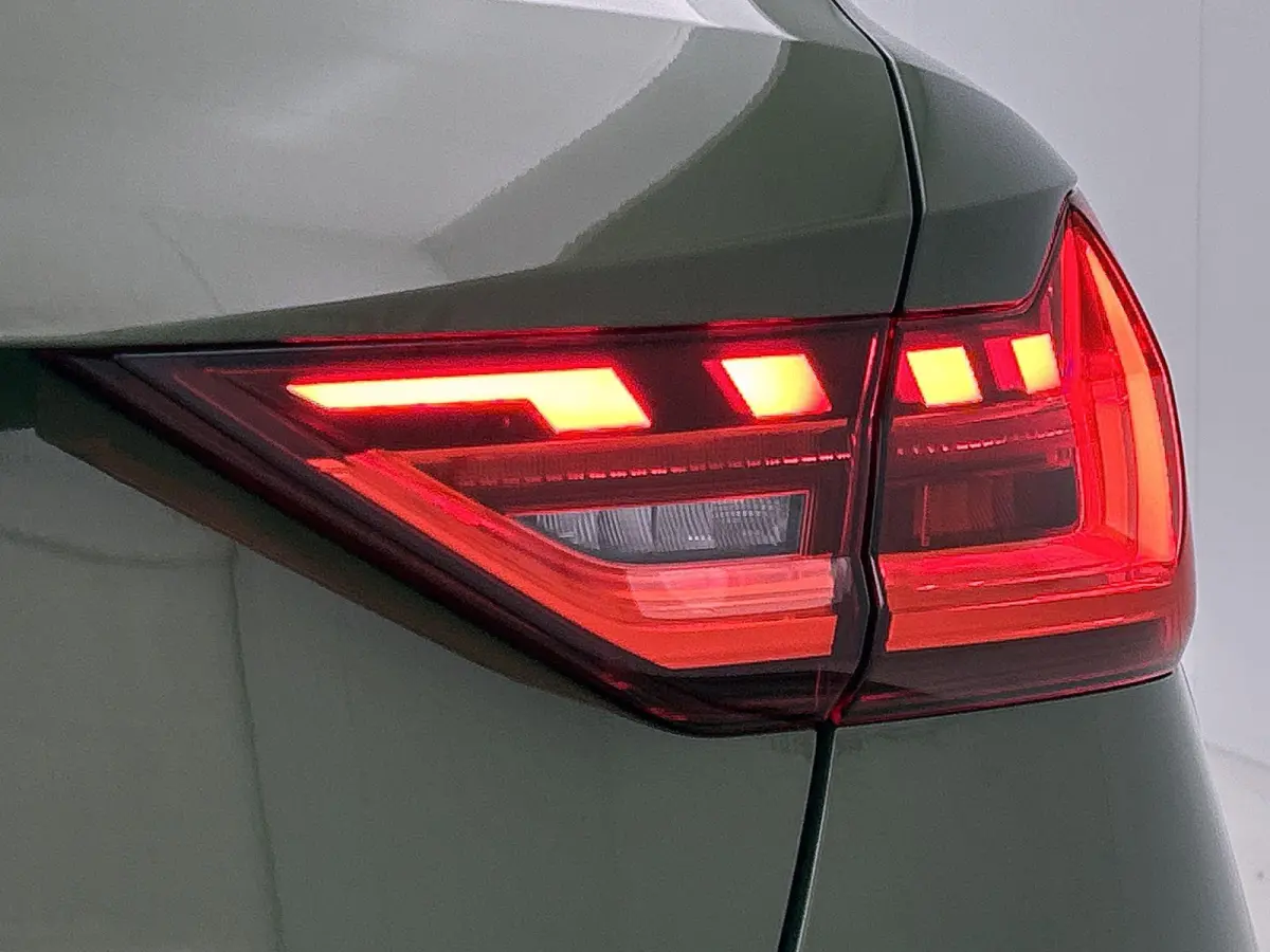25 TFSI S edition | Stoelverwarming | Camera | parkeersensoren | Apple carplay | Zwart pakket |