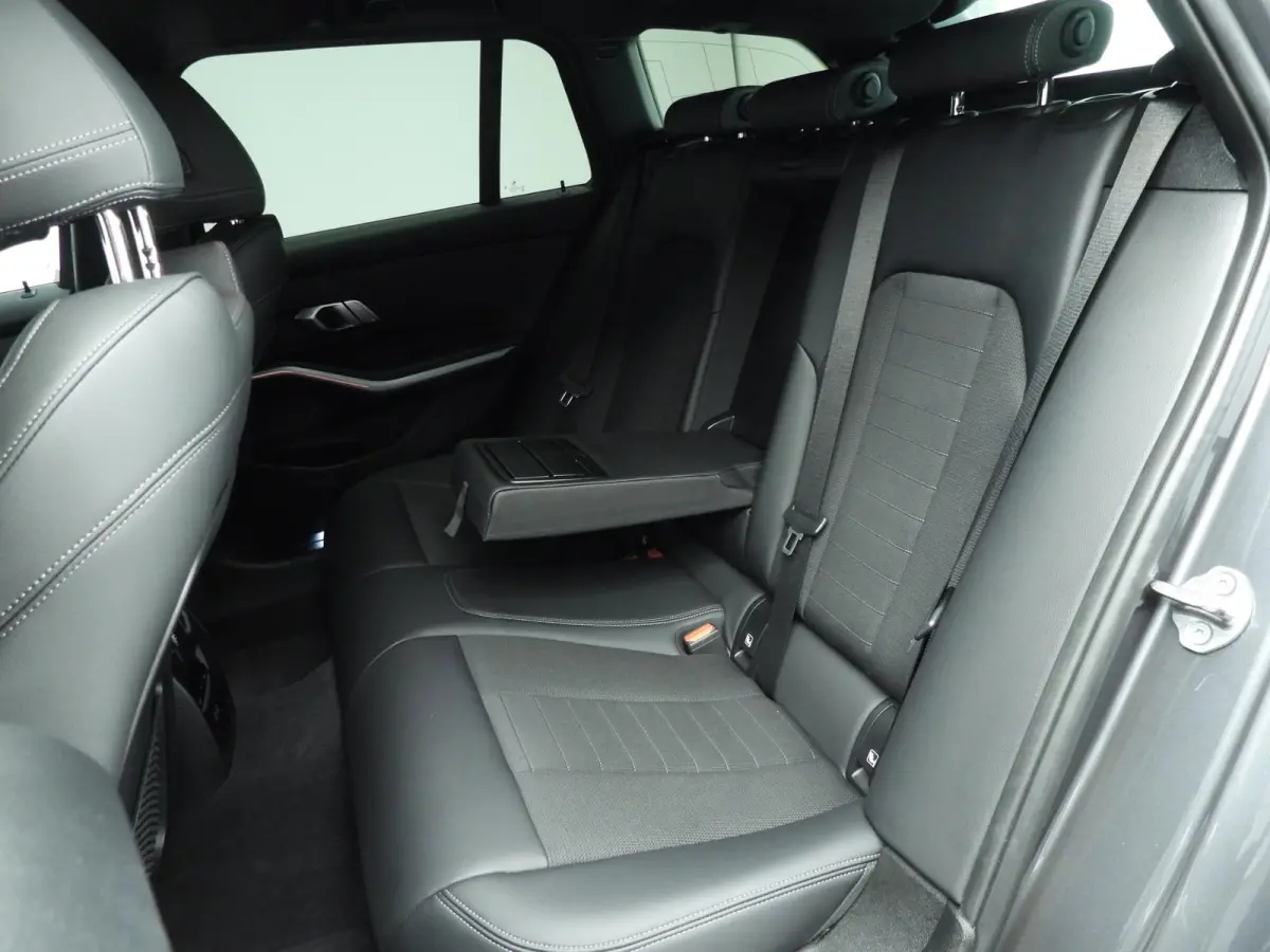 320i | LED | Navigatie | Sportstoelen | Stoelverwarming | Shadow Line | DAB | Hifi speakers | Alu 17 inch
