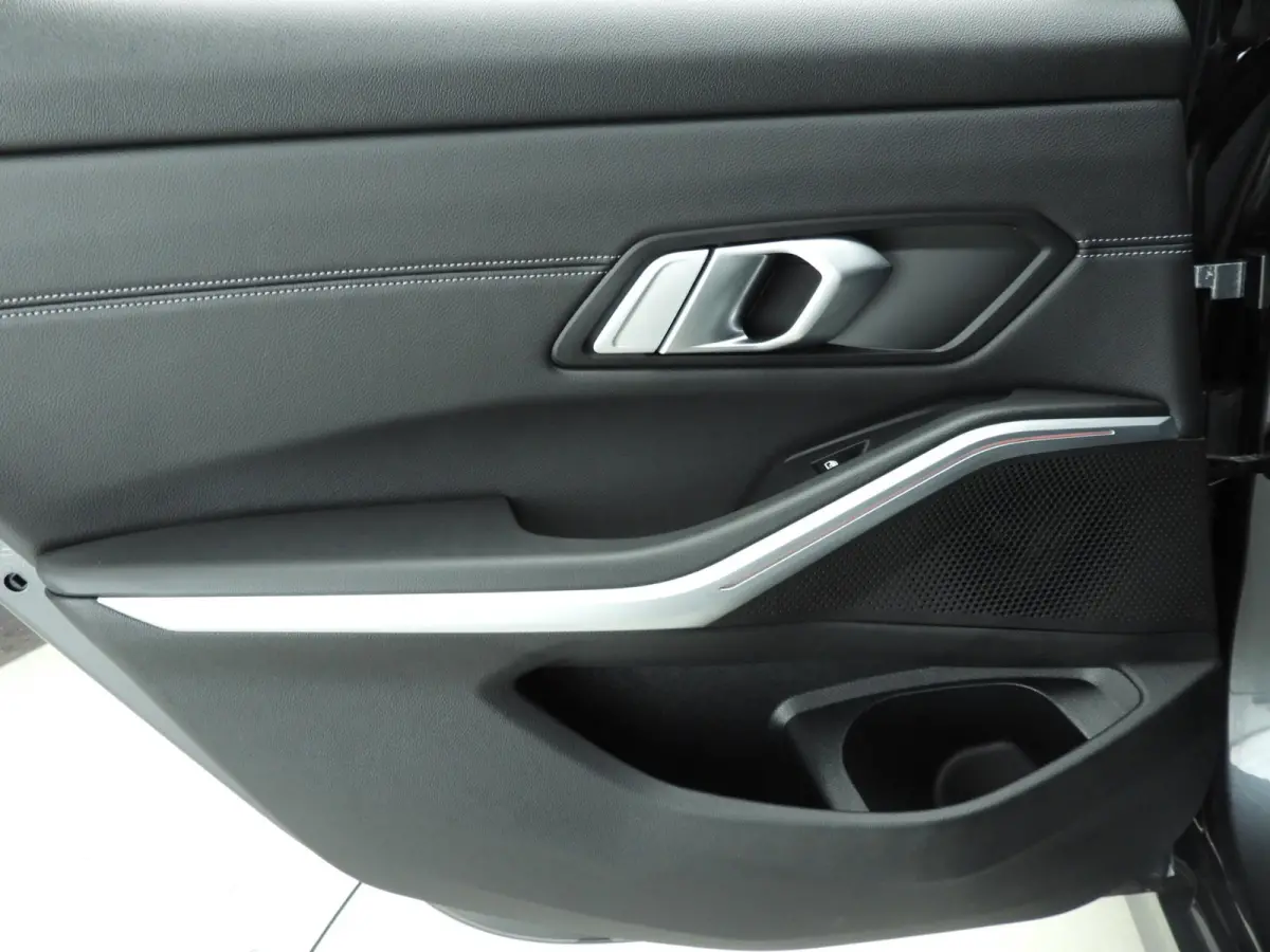 320i | LED | Navigatie | Sportstoelen | Stoelverwarming | Shadow Line | DAB | Hifi speakers | Alu 17 inch