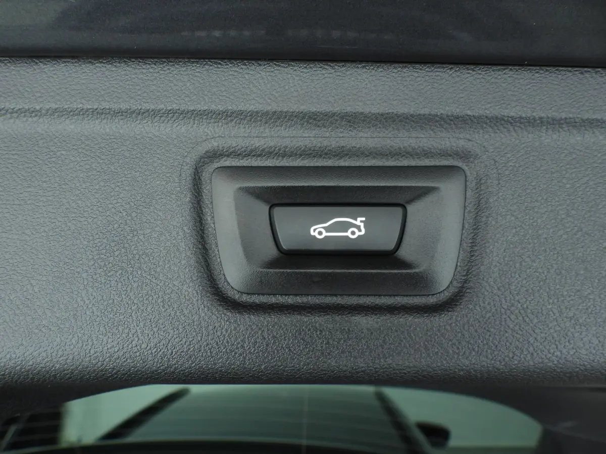 320i | LED | Navigatie | Sportstoelen | Stoelverwarming | Shadow Line | DAB | Hifi speakers | Alu 17 inch