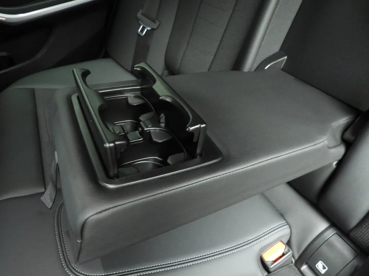 320i | LED | Navigatie | Sportstoelen | Stoelverwarming | Shadow Line | DAB | Hifi speakers | Alu 17 inch
