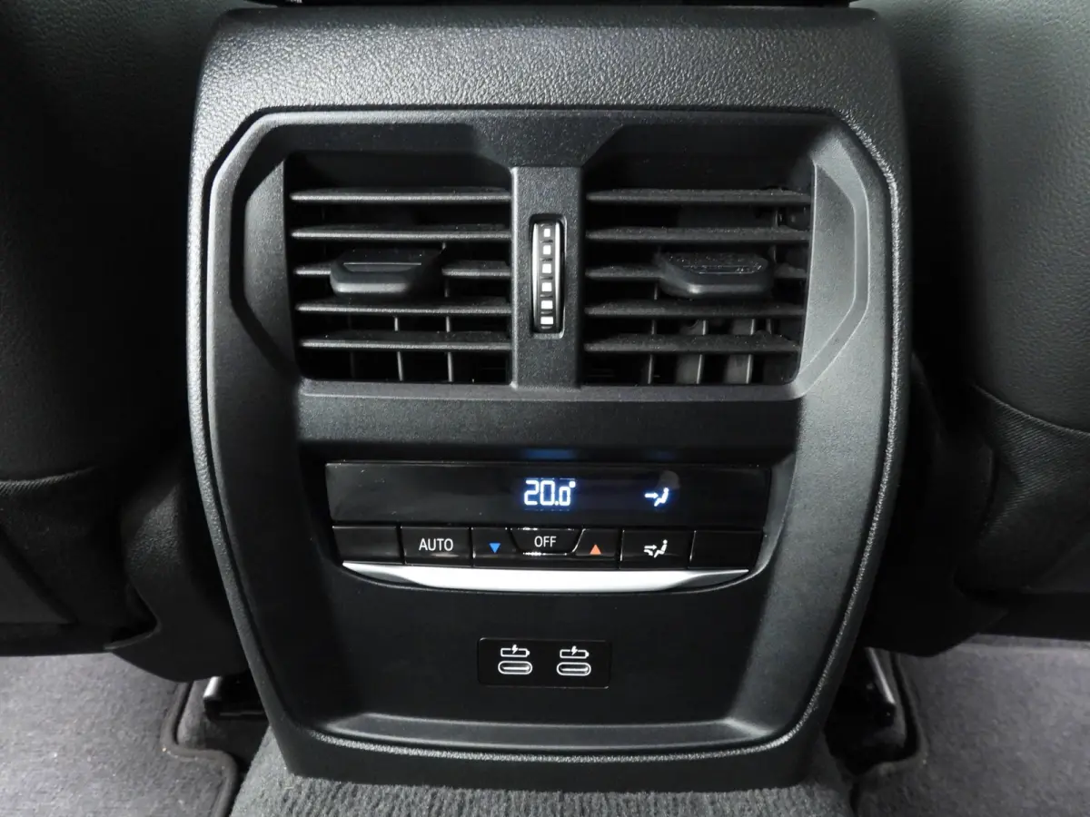 320i | LED | Navigatie | Sportstoelen | Stoelverwarming | Shadow Line | DAB | Hifi speakers | Alu 17 inch