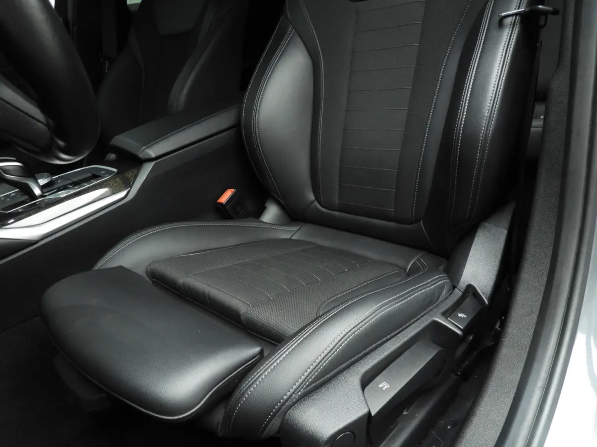 320i | LED | Navigatie | Sportstoelen | Stoelverwarming | Shadow Line | DAB | Hifi speakers | Alu 17 inch