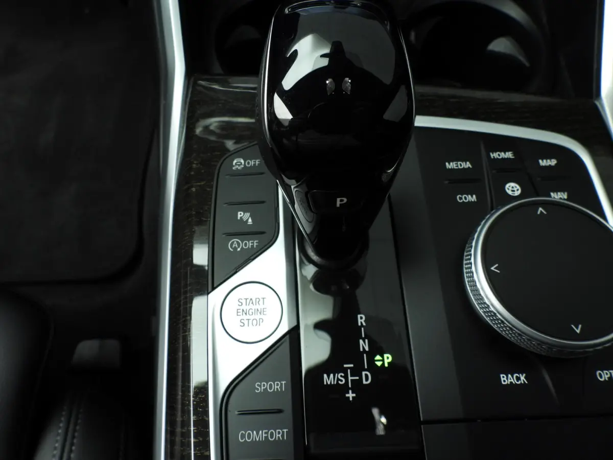 320i | LED | Navigatie | Sportstoelen | Stoelverwarming | Shadow Line | DAB | Hifi speakers | Alu 17 inch