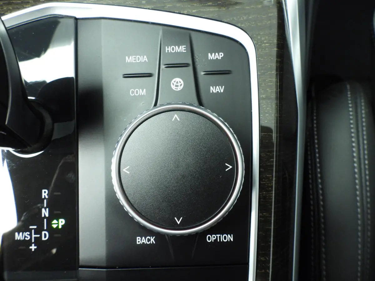 320i | LED | Navigatie | Sportstoelen | Stoelverwarming | Shadow Line | DAB | Hifi speakers | Alu 17 inch