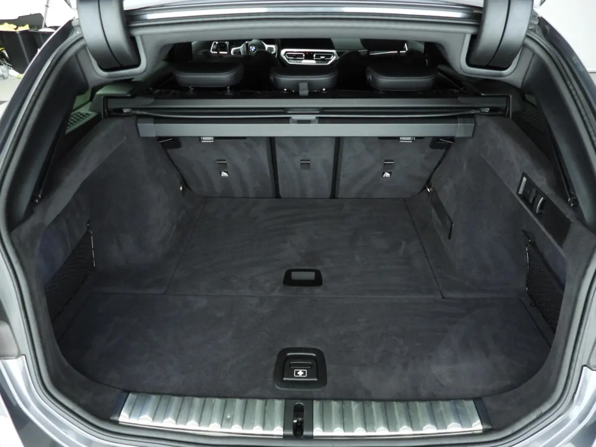 320i | LED | Navigatie | Sportstoelen | Stoelverwarming | Shadow Line | DAB | Hifi speakers | Alu 17 inch