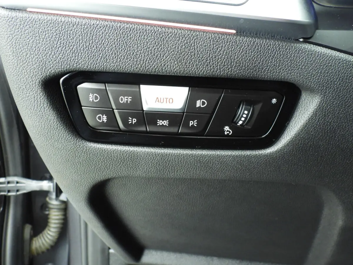 320i | LED | Navigatie | Sportstoelen | Stoelverwarming | Shadow Line | DAB | Hifi speakers | Alu 17 inch