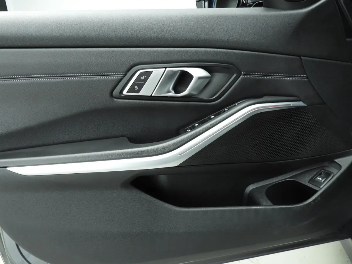 320i | LED | Navigatie | Sportstoelen | Stoelverwarming | Shadow Line | DAB | Hifi speakers | Alu 17 inch