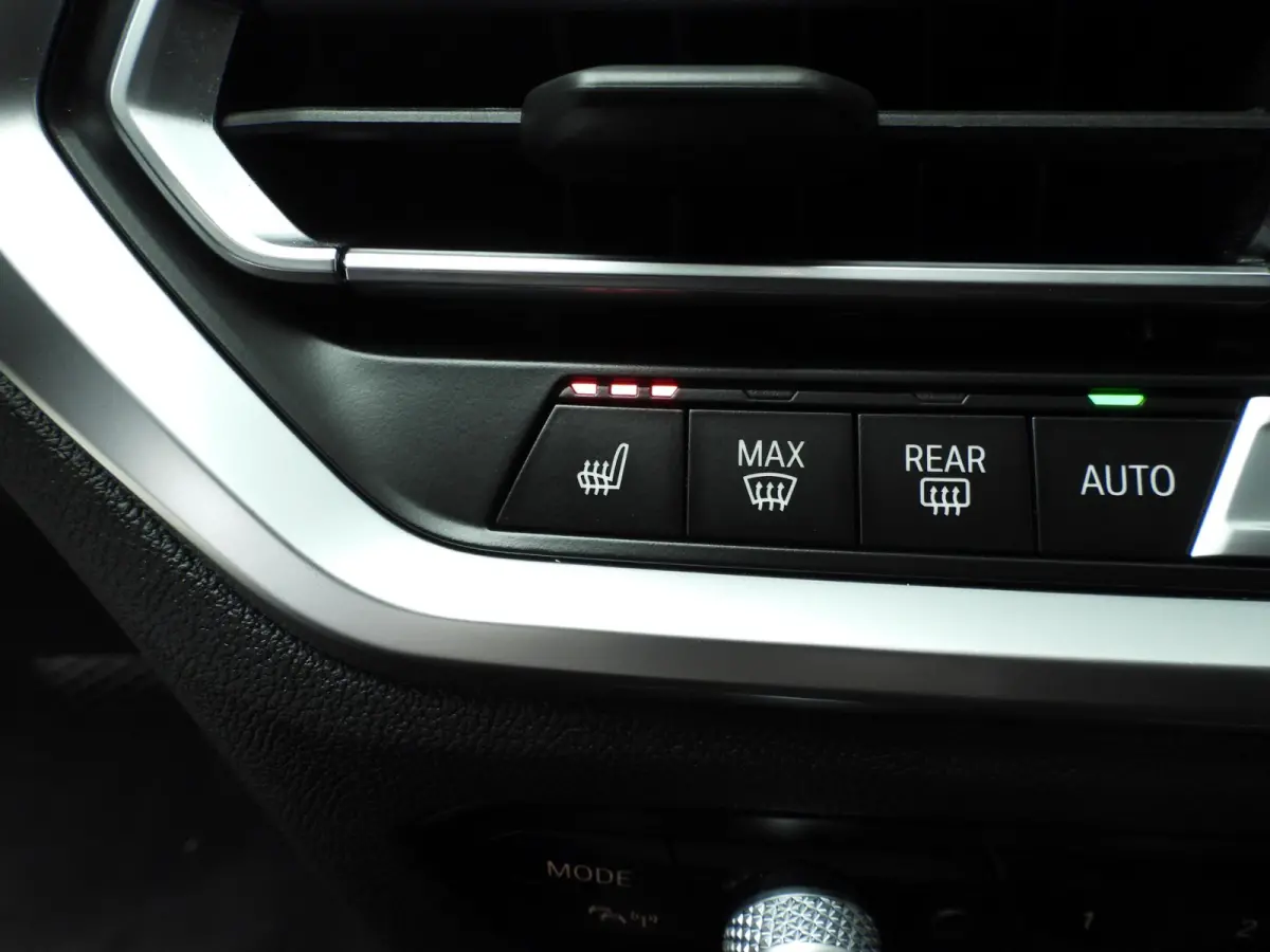 320i | LED | Navigatie | Sportstoelen | Stoelverwarming | Shadow Line | DAB | Hifi speakers | Alu 17 inch