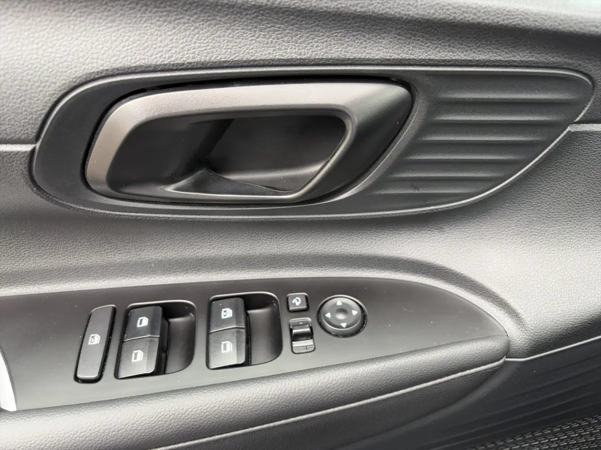 1.0 T-GDI 100pk Comfort | Airco | Camera | Carplay | Cruise control | Dodehoek detectie | Navigatie | Parkeersensoren | Digitaal cockpit | Lichtmetalen velgen