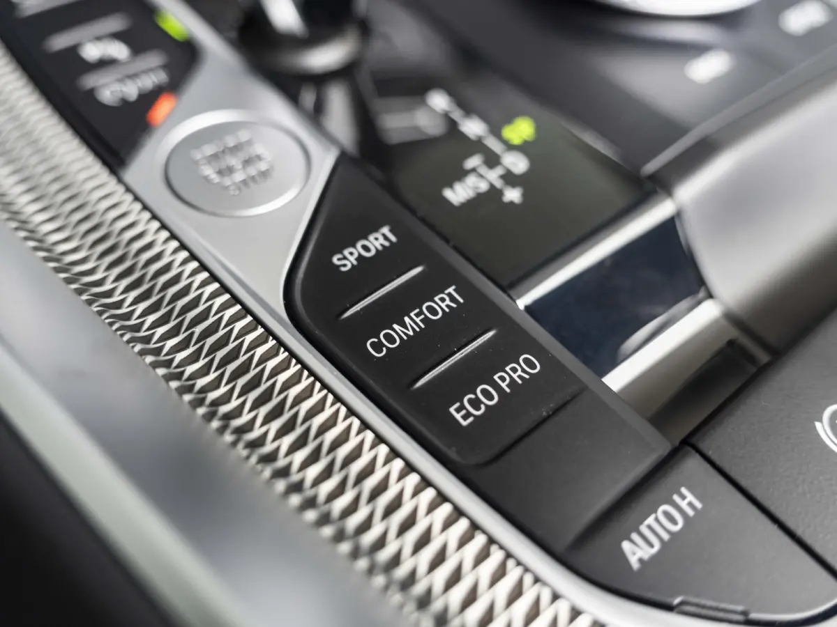 sDrive30i | High Executive | M Sportpakket | 19 inch | Stuurwielverwarming | Comfort Access | Driving Assistent | Head Up Display | Harman Kardon