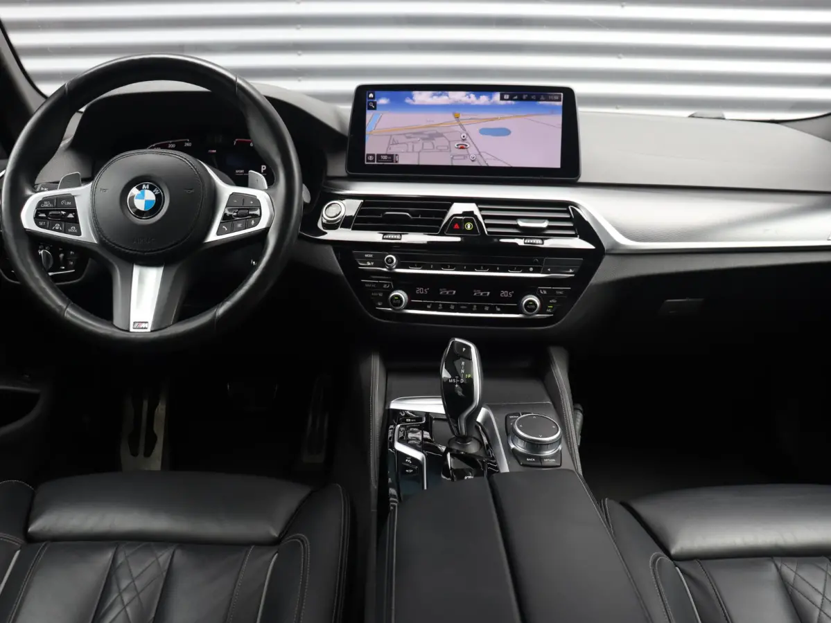 530i | High Executive | M Sportpakket | Panodak | Head-Up | Trekhaak | Driving Assistant Prof. | Hi-Fi | Parking Assistant Plus | Laserlight | Comfort Access | 20'' LMV