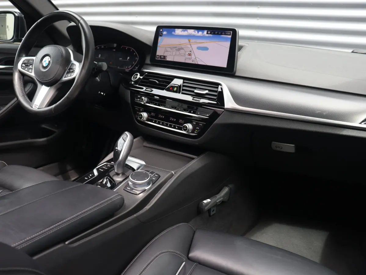 530i | High Executive | M Sportpakket | Panodak | Head-Up | Trekhaak | Driving Assistant Prof. | Hi-Fi | Parking Assistant Plus | Laserlight | Comfort Access | 20'' LMV