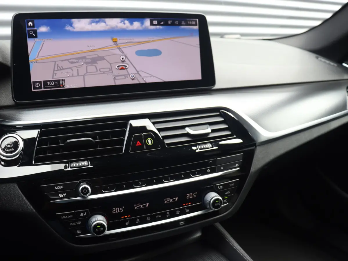 530i | High Executive | M Sportpakket | Panodak | Head-Up | Trekhaak | Driving Assistant Prof. | Hi-Fi | Parking Assistant Plus | Laserlight | Comfort Access | 20'' LMV