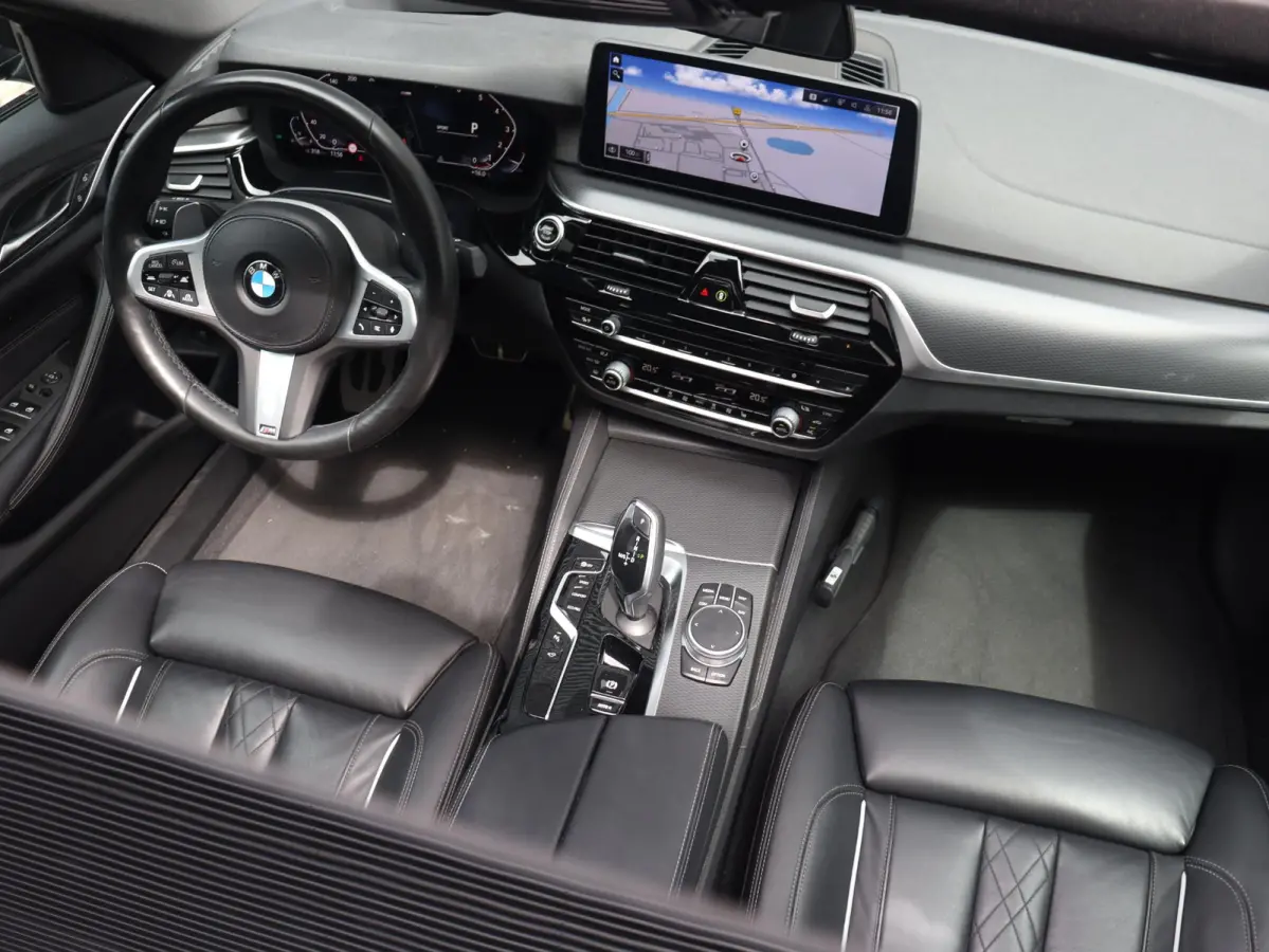 530i | High Executive | M Sportpakket | Panodak | Head-Up | Trekhaak | Driving Assistant Prof. | Hi-Fi | Parking Assistant Plus | Laserlight | Comfort Access | 20'' LMV