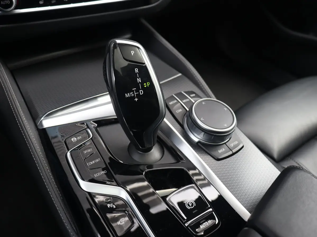 530i | High Executive | M Sportpakket | Panodak | Head-Up | Trekhaak | Driving Assistant Prof. | Hi-Fi | Parking Assistant Plus | Laserlight | Comfort Access | 20'' LMV