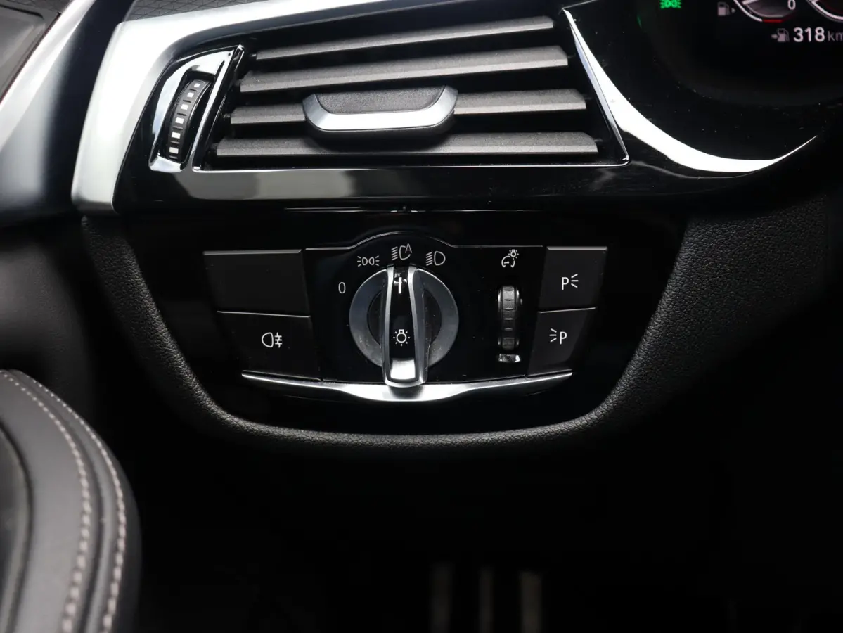 530i | High Executive | M Sportpakket | Panodak | Head-Up | Trekhaak | Driving Assistant Prof. | Hi-Fi | Parking Assistant Plus | Laserlight | Comfort Access | 20'' LMV