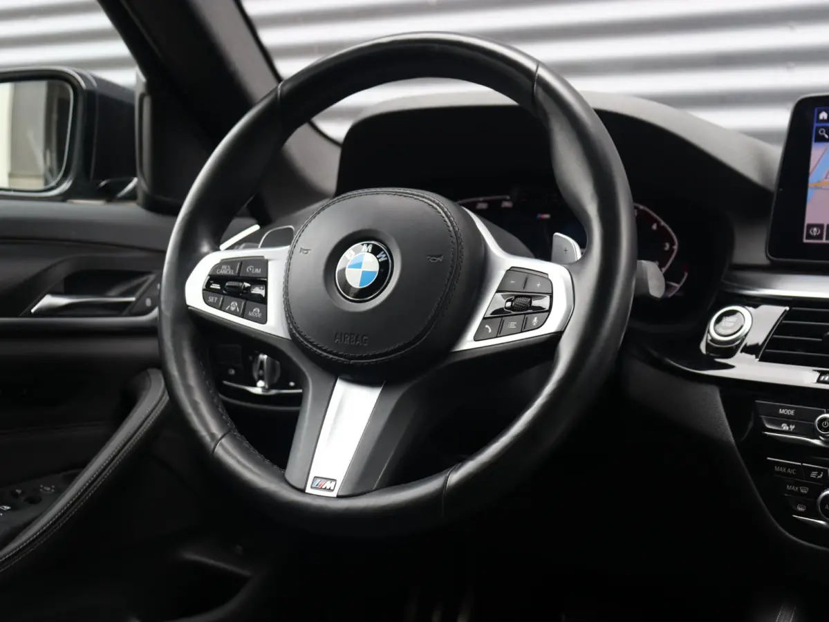 530i | High Executive | M Sportpakket | Panodak | Head-Up | Trekhaak | Driving Assistant Prof. | Hi-Fi | Parking Assistant Plus | Laserlight | Comfort Access | 20'' LMV