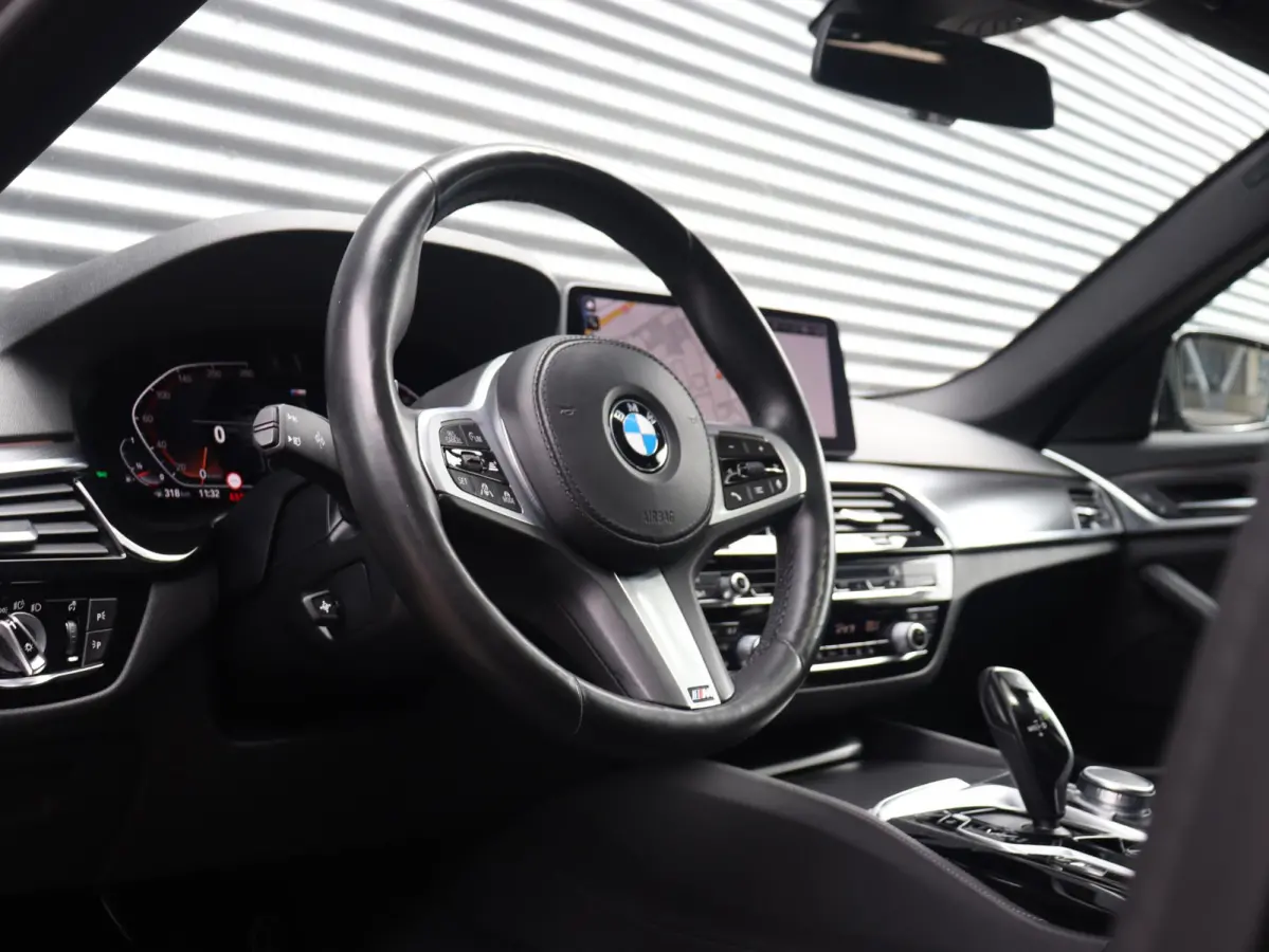 530i | High Executive | M Sportpakket | Panodak | Head-Up | Trekhaak | Driving Assistant Prof. | Hi-Fi | Parking Assistant Plus | Laserlight | Comfort Access | 20'' LMV