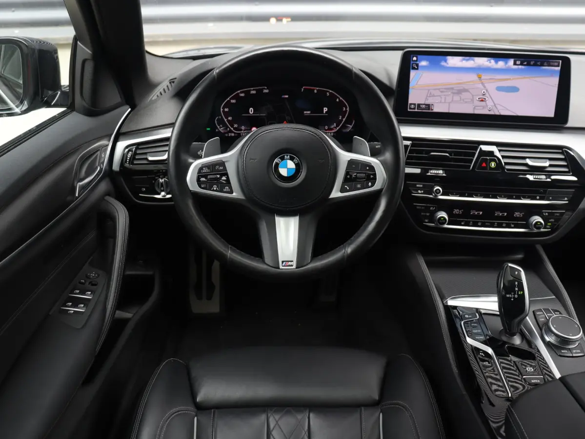 530i | High Executive | M Sportpakket | Panodak | Head-Up | Trekhaak | Driving Assistant Prof. | Hi-Fi | Parking Assistant Plus | Laserlight | Comfort Access | 20'' LMV