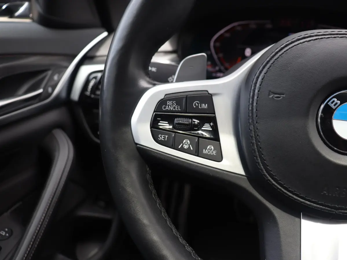 530i | High Executive | M Sportpakket | Panodak | Head-Up | Trekhaak | Driving Assistant Prof. | Hi-Fi | Parking Assistant Plus | Laserlight | Comfort Access | 20'' LMV