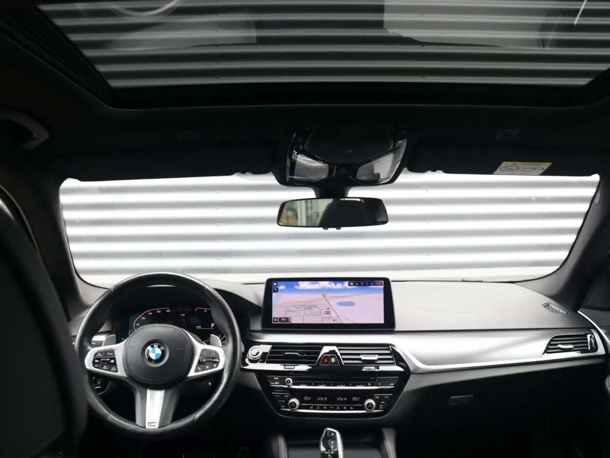 530i | High Executive | M Sportpakket | Panodak | Head-Up | Trekhaak | Driving Assistant Prof. | Hi-Fi | Parking Assistant Plus | Laserlight | Comfort Access | 20'' LMV