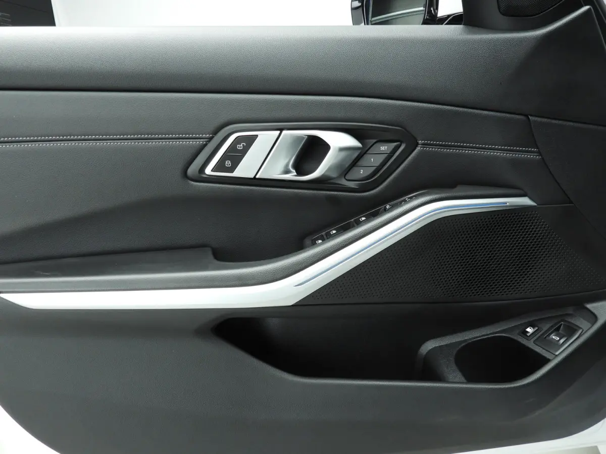 320e | LED | Leder | Navigatie | Sportstoelen | Elektr. zetels | Keyles go | DAB | Hifi speakers | Alu 17 inch