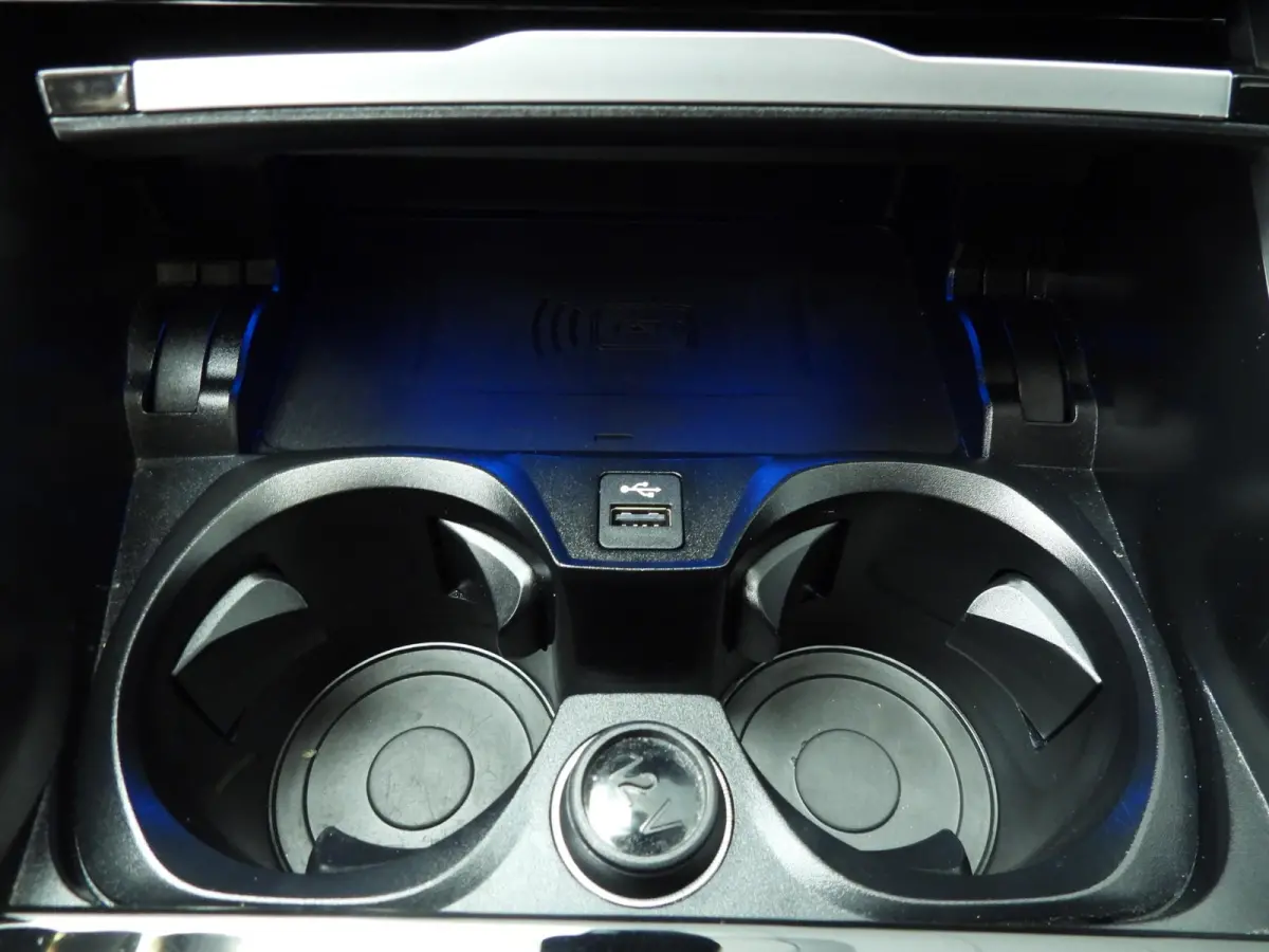 320e | LED | Leder | Navigatie | Sportstoelen | Elektr. zetels | Keyles go | DAB | Hifi speakers | Alu 17 inch