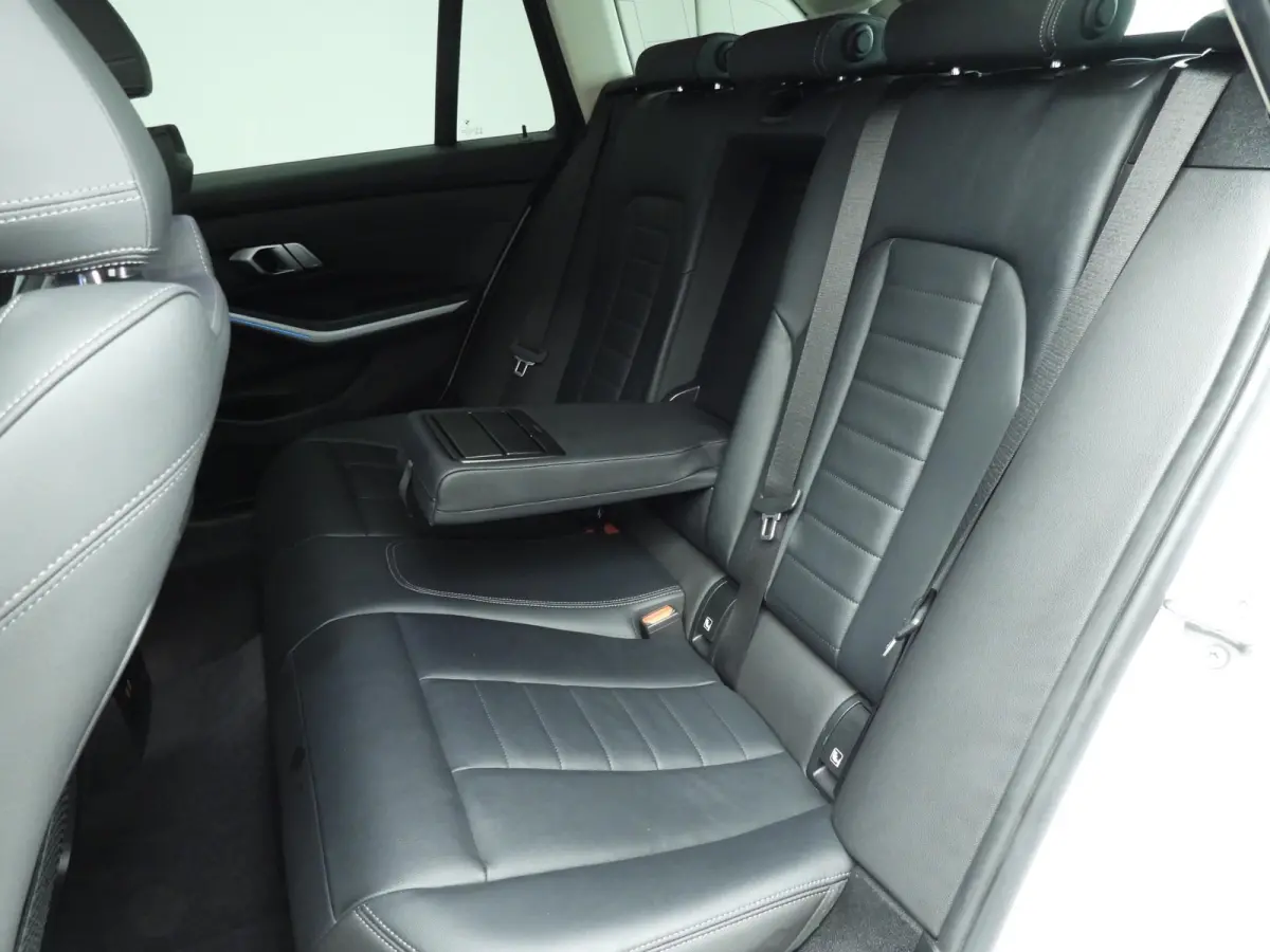 320e | LED | Leder | Navigatie | Sportstoelen | Elektr. zetels | Keyles go | DAB | Hifi speakers | Alu 17 inch
