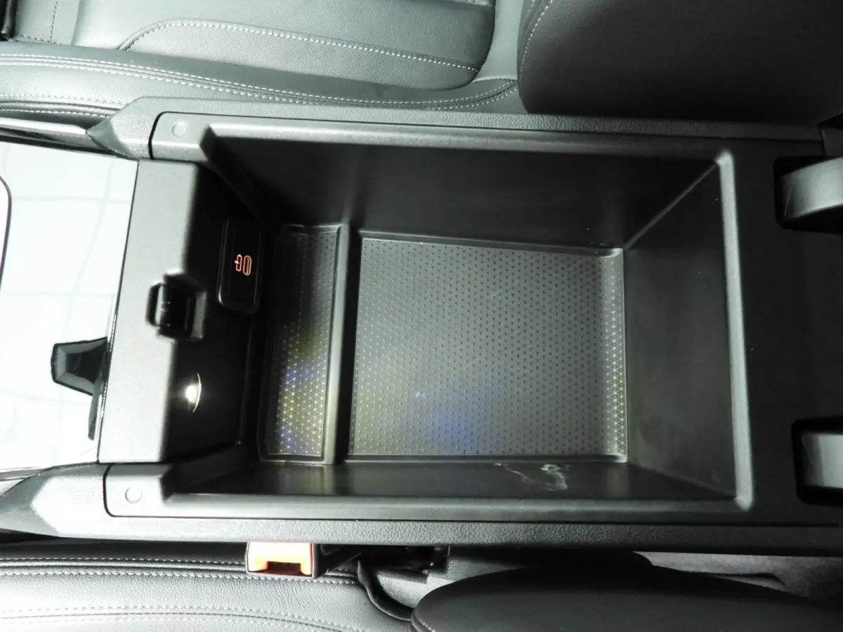 320e | LED | Leder | Navigatie | Sportstoelen | Elektr. zetels | Keyles go | DAB | Hifi speakers | Alu 17 inch