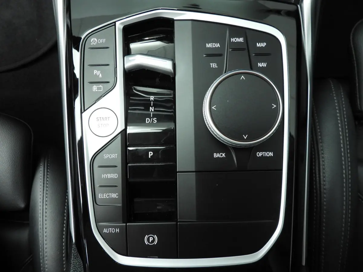 320e | LED | Leder | Navigatie | Sportstoelen | Elektr. zetels | Keyles go | DAB | Hifi speakers | Alu 17 inch